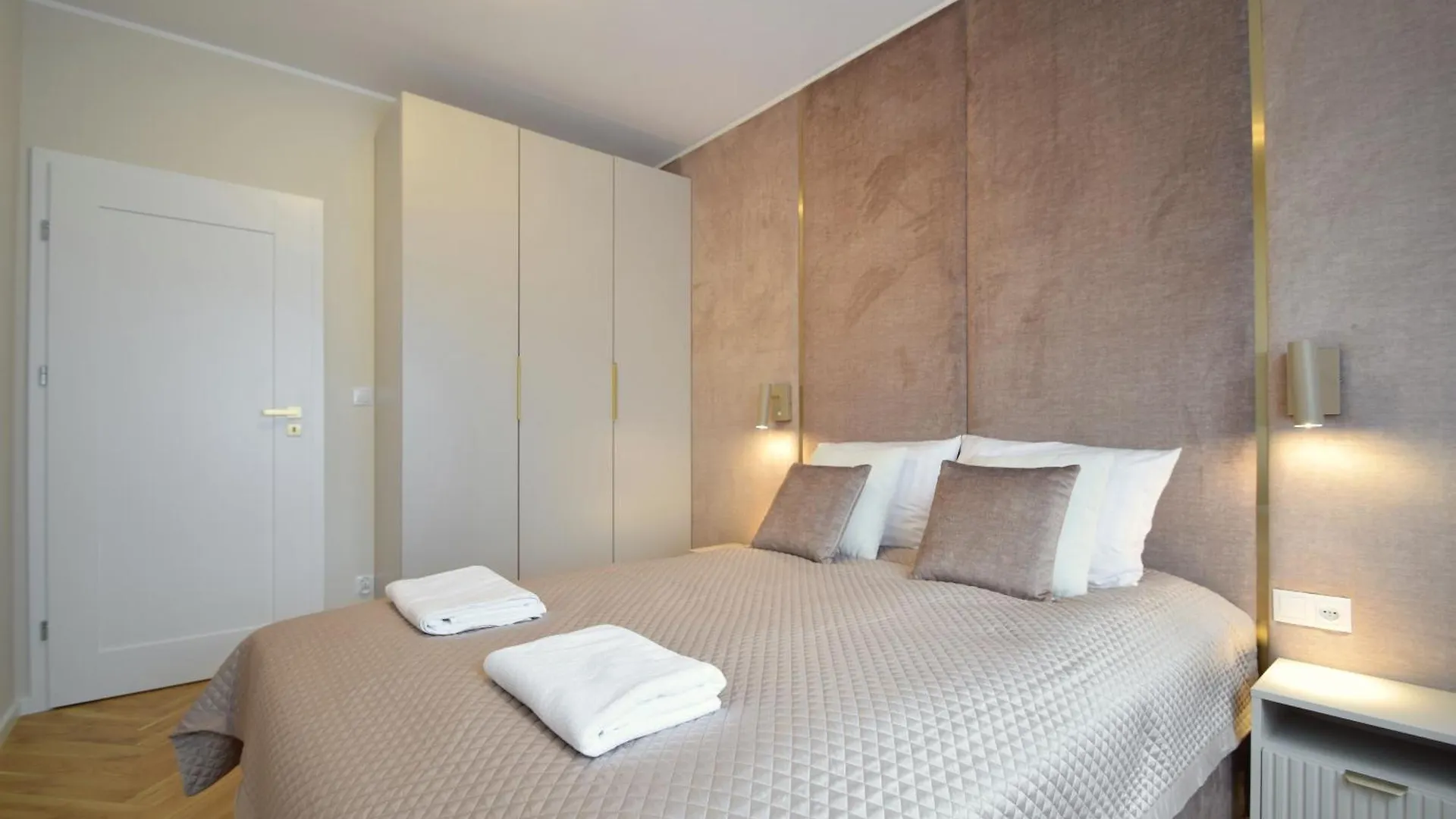 Apartament Premium Black&White By Lookap Poznan 0*,  Polonya